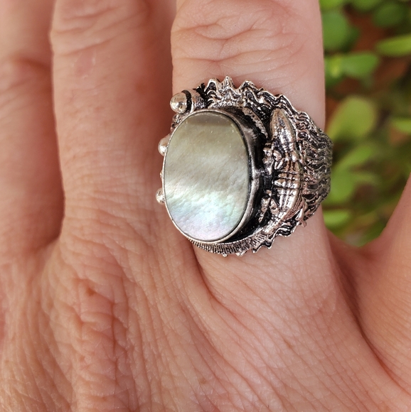 New Unique Mother of Pearl Lizard Silver Ring. - Picture 11 of 15
